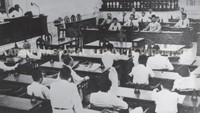 Sidang pertama Badan Penyelidik Usaha-Usaha Persiapan Kemerdekaan Indonesia (BPUPKI) pada 29 Mei-1 Juni 1945 di Gedung Chou Shangi In, yang kini dikenal sebagai Gedung Pancasila. Sidang ini membahas dasar negara. Dok. ANRI, BUPK 2