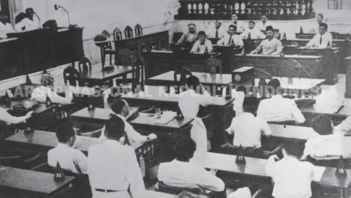 Sidang pertama Badan Penyelidik Usaha-Usaha Persiapan Kemerdekaan Indonesia (BPUPKI) pada 29 Mei-1 Juni 1945 di Gedung Chou Shangi In, yang kini dikenal sebagai Gedung Pancasila.  Sidang ini membahas dasar negara.