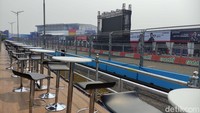 Penonton di Royal Suite mendapat pengalaman lebih saat menonton Formula E Jakarta 2023. Sebab, mereka akan menghadap langsung garis start dan pit lane pebalap. Selain itu, jaraknya juga sangat dekat. Foto: Septian Farhan Nurhuda/detik.com