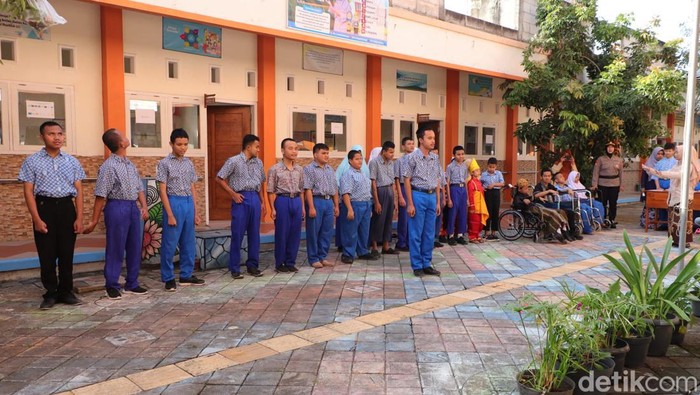 Puluhan siswa difabel Sekolah Luar Biasa (SLB-A) Aisyiyah Ponorogo menggelar upacara Hari Lahir Pancasila. Mereka dengan semangat mengikuti rangkaian upacara dari awal hingga selesai.