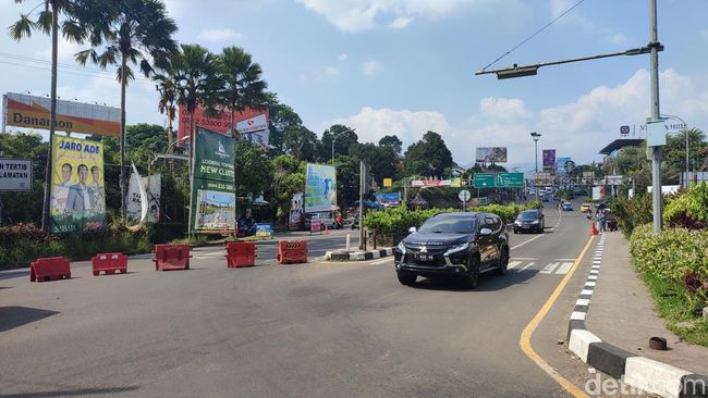 Situasi jalur Puncak Bogor siang ini, one way arah Jakarta diterapkan