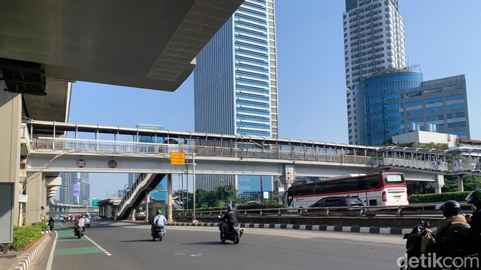 Situasi lalin di Jl Gatot Subroto, Pancoran, Jakarta Selatan, Kamis (1/6/2023) pagi. (Mulia Budi/detikcom)