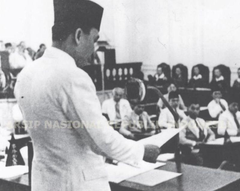Soekarno menyodorkan pidato dalam sidang BPUPKI, Jakarta, 1 Juni 1945. Pengajuan ide dasar negara berupa lima dasar ini menjadi Hari Lahir Pancasila, dikutip dari buku Pameran Arsip Virtual Lahirnya Pancasila oleh Arsip Nasional Republik Indonesia (ANRI).