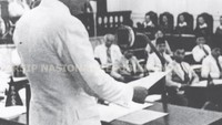 Soekarno menyampaikan pidato dalam sidang BPUPKI, Jakarta, 1 Juni 1945. Pengajuan gagasan dasar negara berupa lima dasar ini menjadi Hari Lahir Pancasila. Dok. ANRI