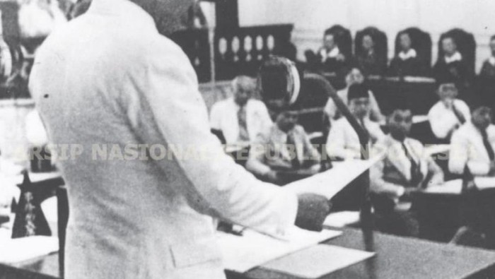 Soekarno menyampaikan pidato dalam sidang BPUPKI, Jakarta, 1 Juni 1945. Pengajuan gagasan dasar negara berupa lima dasar ini menjadi Hari Lahir Pancasila, dikutip dari buku Pameran Arsip Virtual Lahirnya Pancasila oleh Arsip Nasional Republik Indonesia (ANRI).