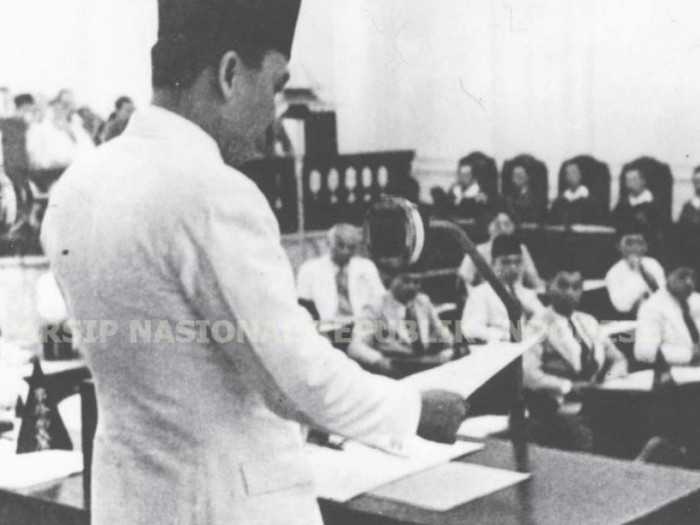 Soekarno menyampaikan pidato dalam sidang BPUPKI, Jakarta, 1 Juni 1945. Pengajuan gagasan dasar negara berupa lima dasar ini menjadi Hari Lahir Pancasila, dikutip dari buku Pameran Arsip Virtual Lahirnya Pancasila oleh Arsip Nasional Republik Indonesia (ANRI).