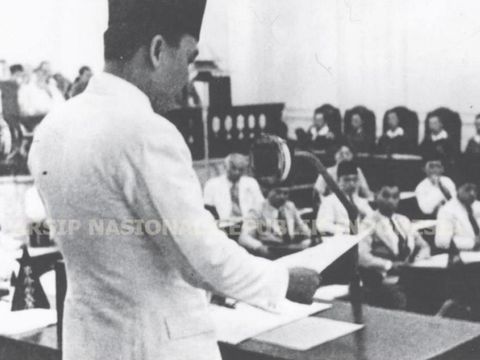 Soekarno menyampaikan pidato dalam sidang BPUPKI, Jakarta, 1 Juni 1945. Pengajuan gagasan dasar negara berupa lima dasar ini menjadi Hari Lahir Pancasila, dikutip dari buku Pameran Arsip Virtual Lahirnya Pancasila oleh Arsip Nasional Republik Indonesia (ANRI).