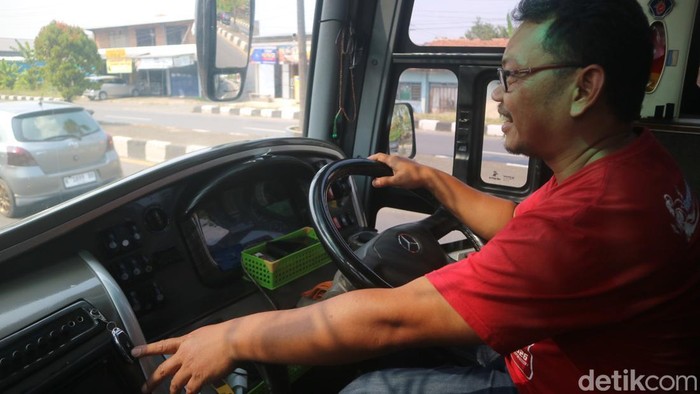 Sopir bus PO Haryanto saat berkeliling membunyikan klakson telolet Basuri di jalan Lingkar Selatan Kudus, Kamis (1/6/2023).