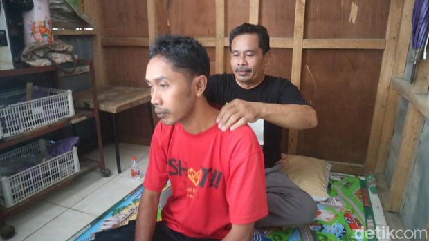 Sosok Nurhadi yang sempat viral menjadi capres guyonan ditemui di kiosnya Pasar Brayung Mejobo, Kamis (1/5/2023).