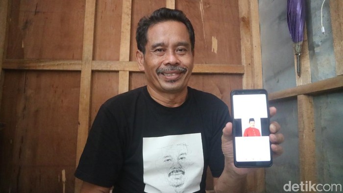 Sosok Nurhadi yang sempat viral menjadi capres guyonan ditemui di kiosnya Pasar Brayung Mejobo, Kamis (1/5/2023).