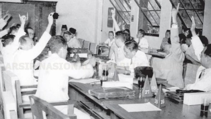 Suasana dalam persidangan PPKI, Agustus 1945.