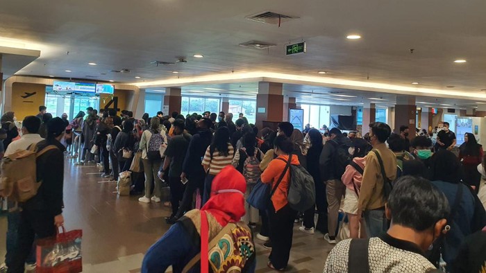 Suasana penumpang di Bandara Husein Sastranegara Bandung