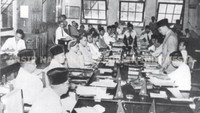Suasana persidangan PPKI Agustus 1945 untuk menetapkan Undang Undang Dasar 1945, yang pembukaannya menyarikan isi Pancasila, dan memilih presiden dan wakil presiden RI. Tampak Soekarno di kanan tengah (berdiri). Dok. ANRI, IPPHOS 34 