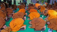 Sejumlah biksu peserta ritual Thudong melakukan Namaskara (sujud). Mereka sangat bersyukur para peserta bisa menyelesaikan Ritual Thudong berjalan kaki sejauh 2.600 kilometer dari Thailand menuju Borobudur untuk merayakan Tri Suci Waisak 2023/2567 Buddhis Era (BE). 