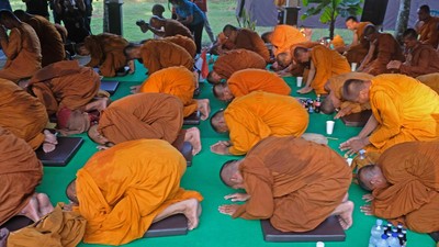 Sujud Syukur Para Biksu Atas Berakhirnya Ritual Thudong di Magelang