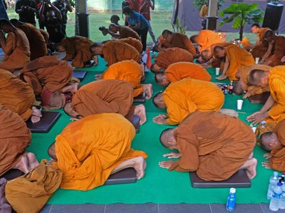 Sujud Syukur Para Biksu Atas Berakhirnya Ritual Thudong di Magelang