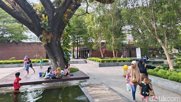 Taman Sekartaji merupakan taman bernuansa industrialis dan rindang di Kota Kediri. Taman ini dulunya tempat kafe remang-remang.