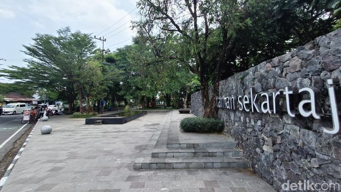 Taman Sekartaji merupakan taman bernuansa industrialis dan rindang di Kota Kediri. Taman ini dulunya tempat kafe remang-remang.