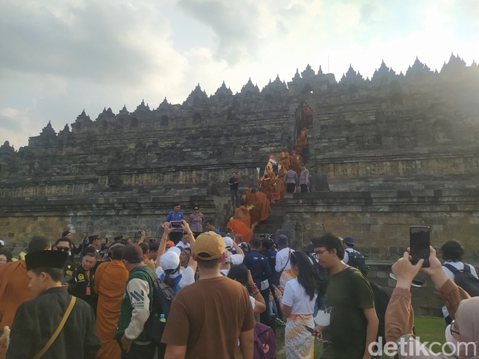 Para biksu thudong telah sampai di Candi Borobudur melakukan peribadatan, Kamis (1/6/2023).