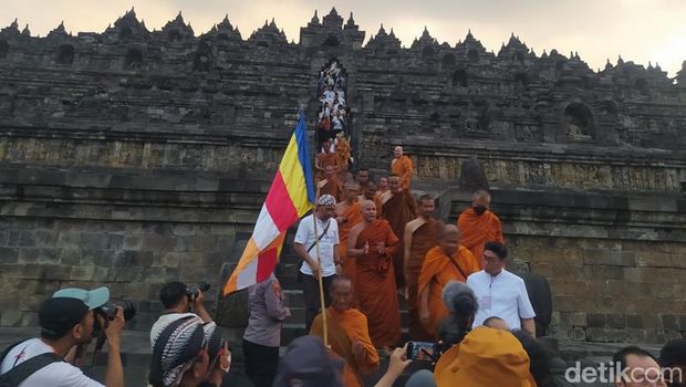 Para biksu thudong telah sampai di Candi Borobudur melakukan peribadatan, Kamis (1/6/2023).