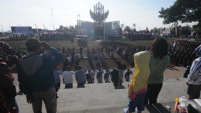 Upacara Hari Lahir Pancasila di Boyolali Gubernur Jawa Tengah Ganjar Pranowo (depan kiri) bersama Bupati Boyolali M Said Hidayat (depan kedua kiri), Wakil Bupati Boyolali Wahyu Irawan (depan kedua kanan) dan Ketua DPRD Boyolali Marsono (depan kanan) melepaskan burung seusai Upacara Hari Pancasila di Alun-alun Pancasila, Cepogo, Boyolali, Jawa Tengah, Kamis (1/6/2023). Upacara yang dilaksanakan di kaki Gunung Merapi dan Merbabu itu diikuti anggota TNI, Polri, perwakilan instansi pemerintah Kabupaten Boyolali dan warga untuk memperingati Hari Lahir Pancasila. ANTARA FOTO/Aloysius Jarot Nugroho/aww.