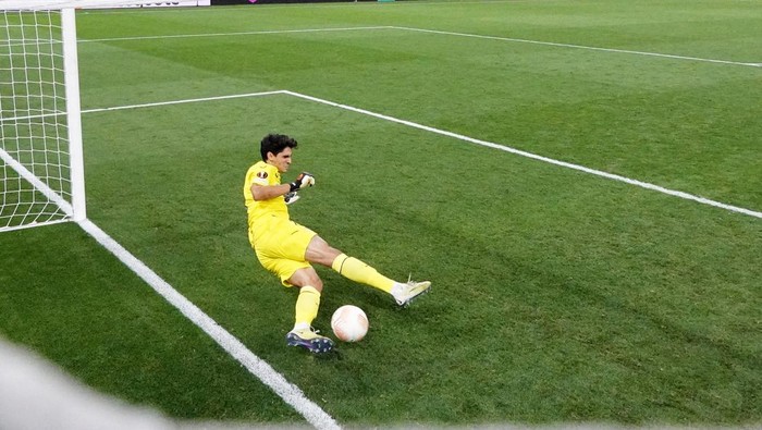 Soccer Football - Europa League - Final - Sevilla v AS Roma - Puskas Arena, Budapest, Hungary - May 31, 2023 Sevillas Bono saves a penalty from AS Romas Gianluca Mancini during a penalty shootout Justin Setterfield/Pool via REUTERS