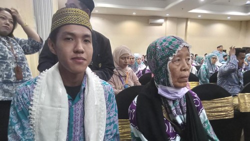Afrizal Yafi Burdah (19) dan Juhrawiyah (103) menjadi calon jamaah haji termuda dan tetua dari Bali saat ditemui di Denpasar, Jumat (2/6/2023). (Aryo Mahendro/detikBali)