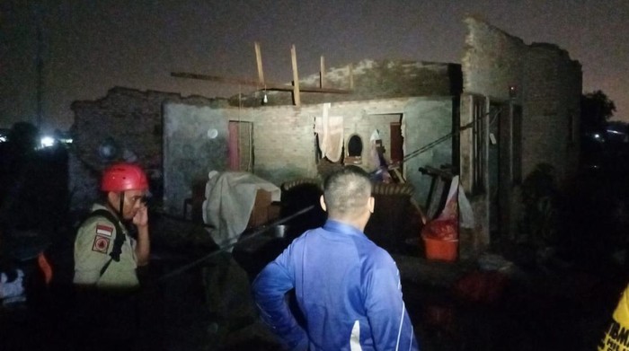 Angin puting beliung rusak 101 rumah warga di Medan.