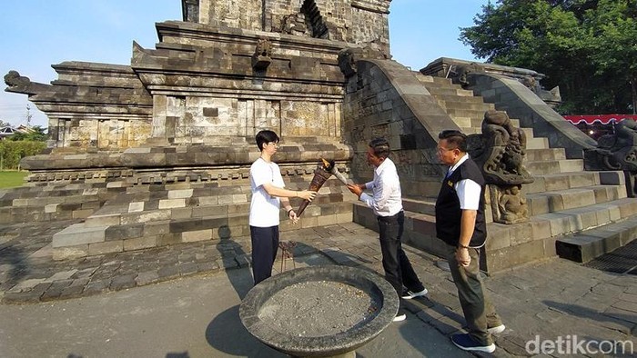 Api dharma dari Mrapen Grobogan disemayamkan dan disakralkan di Candi Mendut, Magelang, Jawa Tengah, Jumat (2/6/2023).