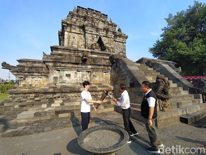 Api dharma dari Mrapen Grobogan disemayamkan dan disakralkan di Candi Mendut, Magelang, Jawa Tengah, Jumat (2/6/2023).