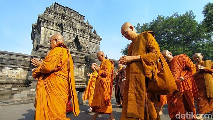 Api dharma dari Mrapen Grobogan disemayamkan dan disakralkan di Candi Mendut, Magelang, Jawa Tengah, Jumat (2/6/2023).