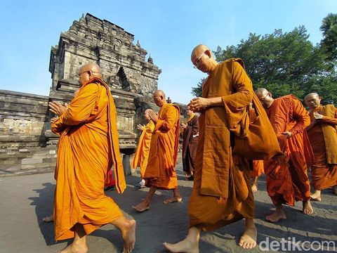 Api dharma dari Mrapen Grobogan disemayamkan dan disakralkan di Candi Mendut, Magelang, Jawa Tengah, Jumat (2/6/2023).