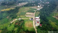 Hamparan sawah berundak di Ciherang, Sukamakmur, Kabupaten Bogor. Jalur Puncak Dua melintasi lanskap yang indah dan tak kalah dengan jalan Raya Puncak.