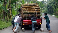 Kernet dibantu warga mendorong kendaraan yang mogok karena kelebihan beban di Sukamakmur. Kecamatan ini meliputi tujuh desa yang bakal terdampak langsung dengan jalur Puncak dua yakni Desa Cibadak, Sukamakmur, Sukamulya, Sirna Jaya, Warga Jaya, Sukawangi, dan Sukaharja.
