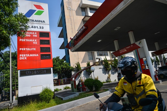 Pengendara keluar dari SPBU usai mengisi bahan bakar di SPBU Pertamina Jalan Riau, Bandung, Jawa Barat, Jumat (2/62023). PT Pertamina (Persero) kembali menurunkan harga BBM non subsidi seperti pertamax dari harga Rp13.300 menjadi Rp12.500, pertamax turbo dari harga Rp15.000 menjadi Rp13.600 dan dexlite dari harga Rp13.700 mejadi Rp12.650 yang ditetatpkan per 1 Juni 2023. ANTARA FOTO/Raisan Al Farisi/hp.