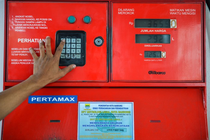 Pengendara keluar dari SPBU usai mengisi bahan bakar di SPBU Pertamina Jalan Riau, Bandung, Jawa Barat, Jumat (2/62023). PT Pertamina (Persero) kembali menurunkan harga BBM non subsidi seperti pertamax dari harga Rp13.300 menjadi Rp12.500, pertamax turbo dari harga Rp15.000 menjadi Rp13.600 dan dexlite dari harga Rp13.700 mejadi Rp12.650 yang ditetatpkan per 1 Juni 2023. ANTARA FOTO/Raisan Al Farisi/hp.