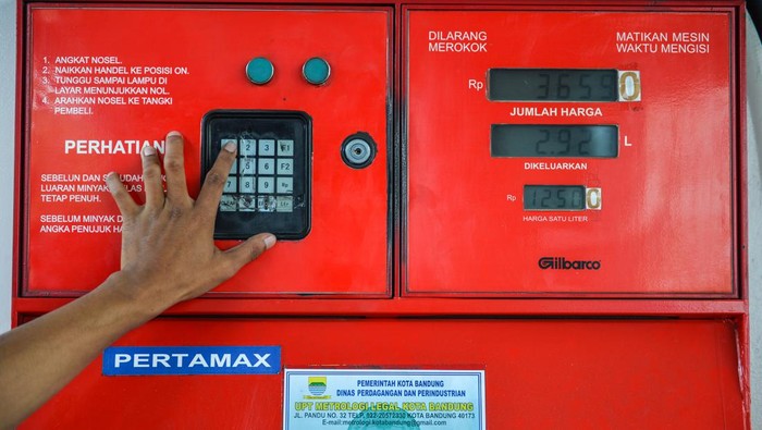 Asyik! BBM Nonsubsidi Turun Harga Pengendara keluar dari SPBU usai mengisi bahan bakar di SPBU Pertamina Jalan Riau, Bandung, Jawa Barat, Jumat (2/62023). PT Pertamina (Persero) kembali menurunkan harga BBM non subsidi seperti pertamax dari harga Rp13.300 menjadi Rp12.500, pertamax turbo dari harga Rp15.000 menjadi Rp13.600 dan dexlite dari harga Rp13.700 mejadi Rp12.650 yang ditetatpkan per 1 Juni 2023. ANTARA FOTO/Raisan Al Farisi/hp.
