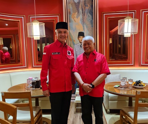 Bacapres PDIP Ganjar Pranowo (kanan) bersama Ketua DPD PDIP NTB Rachmat Hidayat (kiri) saat bertemu di Kantor DPP PDIP di Jakarta. Foto: Istimewa