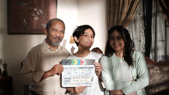 Bagas bersama para pemeran dari film Tresna.