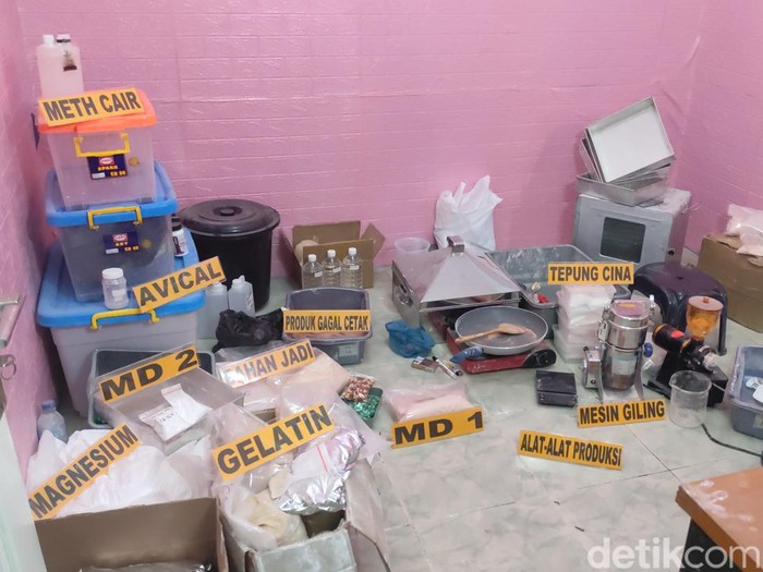 Barang bukti yang diamankan polisi dari hasil penggerebekan rumah yang menjadi pabrik ekstasi di Pedurungan, Kota Semarang, Jawa Tengah, Jumat (2/6/2023).