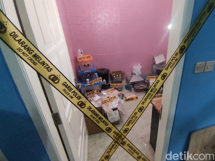 Barang bukti yang diamankan polisi dari hasil penggerebekan rumah yang menjadi pabrik ekstasi di Pedurungan, Kota Semarang, Jawa Tengah, Jumat (2/6/2023).