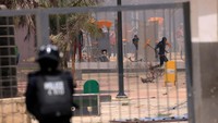 Bentrokan ini terjadi antara polisi anti huru hara dan pendukung pemimpin oposisi Ousmane Sonko setelah pengadilan menjatuhkan hukuman dua tahun penjara. Putusan ini memicu keraguan publik soal peluang Sonko maju dalam pilpres tahun depan. 