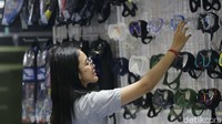 Pengunjung melihat produk olahraga extreme di Pameran Deep Extreme Indonesia (DXI) 2023 di Hall B JCC, Jakarta, Jumat (2/6/2023). 