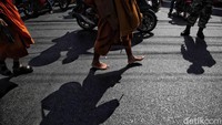 32 biksu atau bhante itu berangkat dari ibukota Thailand, Bangkok pada 23 Maret 2023. Perjalanan dari Thailand hingga perbatasan Malaysia membutuhkan waktu 10 hari. Selanjutnya di Malaysia mereka berjalan kaki selama 29 hari. (Pradita Utama/detikcom)