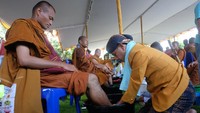 Jika sedang transit, warga setempat banyak yang membantu memijat hingga membasuh kaki para bhante. (ANTARA FOTO/Anis Efizudin)