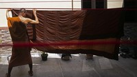 Perjalanan yang mereka lakukan tentu tidak mudah. Contohnya, mereka hanya memiliki 2 jubah yang setiap hari dicuci secara bergiliran setelah beraktivitas. Jika mereka transit di suatu tempat, mereka akan langsung mencuci jubah dan dikeringkan malam itu juga untuk digunakan pagi besoknya. (ANTARA FOTO/Dedhez Anggara)