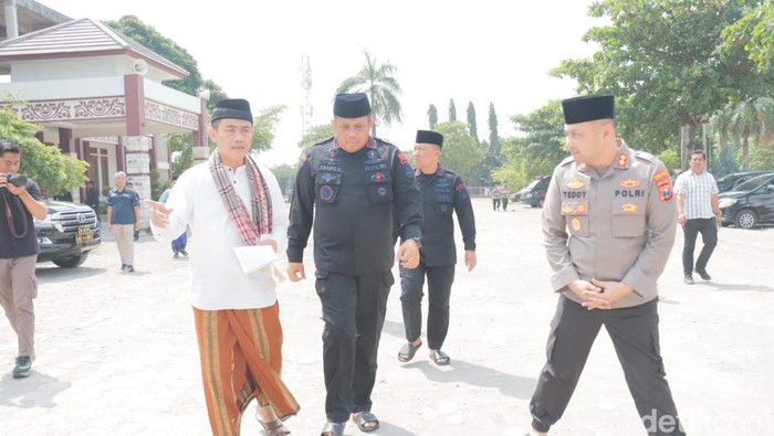 Dankor Brimob Konjen Anang saat di Ponpes Lirboyo Kediri