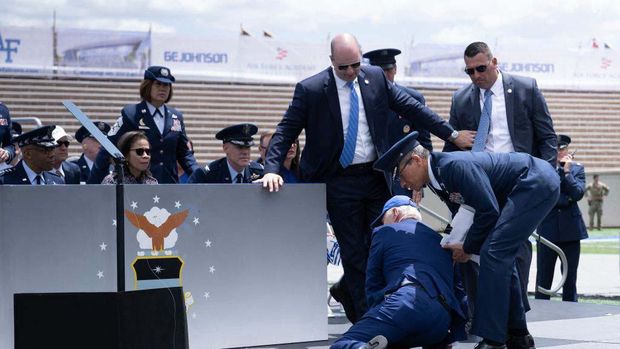 US President Joe Biden is helped up after falling during the graduation ceremony at the United States Air Force Academy, just north of Colorado Springs in El Paso County, Colorado, on June 1, 2023. (Photo by Brendan Smialowski / AFP) (Photo by BRENDAN SMIALOWSKI/AFP via Getty Images)