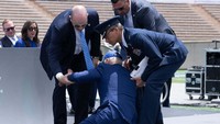 Personel Angkatan Udara yang melihat kejadian itu, membantu Biden untuk berdiri. Biden tampaknya tidak memerlukan bantuan lebih lanjut.  