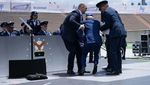 Detik-detik Joe Biden Tersandung dan Jatuh Tersungkur di Acara Wisuda